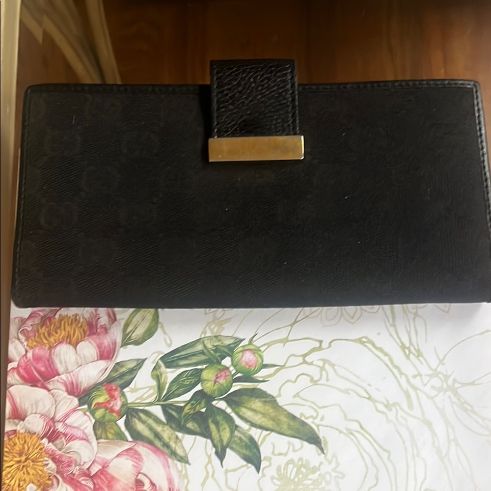 Gucci Black Bi-Fold Wallet with Metallic Clasp